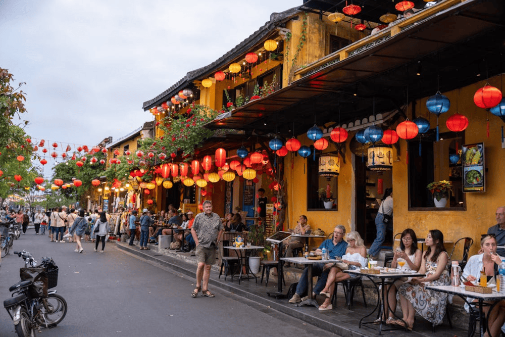 Hoi An in October enchants visitors with pleasant weather and vibrant lanterns lighting up the ancient town (Source: Pexels)